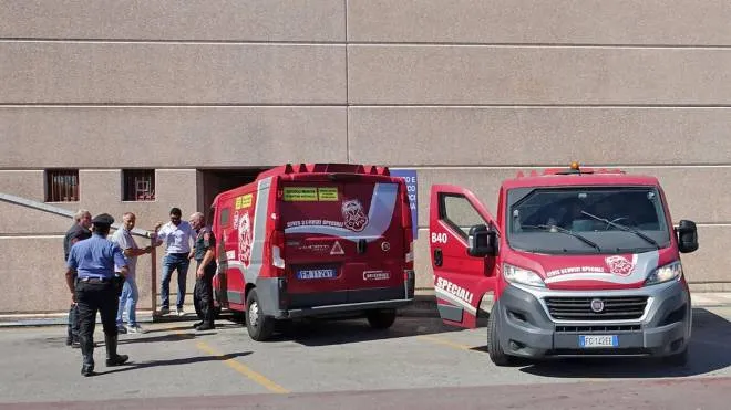 Carabinieri e agenti della Polizia Scientifica accanto al furgone valori assaltato stamattina a Le Porte a Mestre
