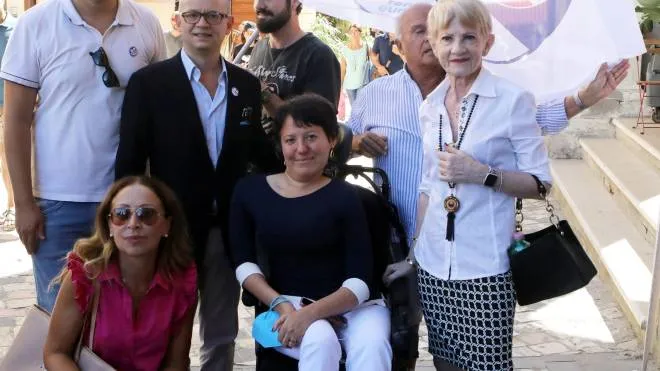 Lisa Noja (Italia Viva), candidata per il terzo polo con Luca Ferrini e altri attivisti vicino al loggiato comunale
