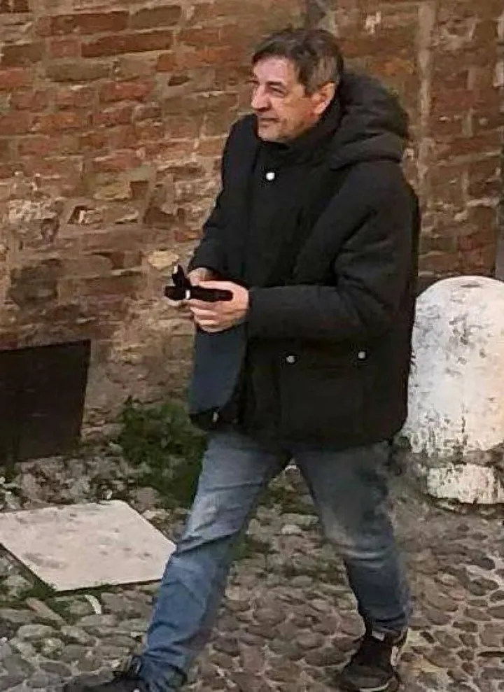 L’aggressore Michele Cazzanti pochi attimi dopo la sparatoria in piazzetta Schiatti