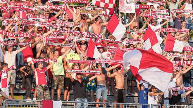 La curva dei tifosi del Rimini si prepara all’atteso derby contro gli storici rivali del Cesena