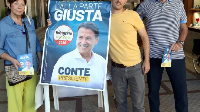Il banchetto elettorale del M5S in galleria Urtoller col candidato Paolo Pasini