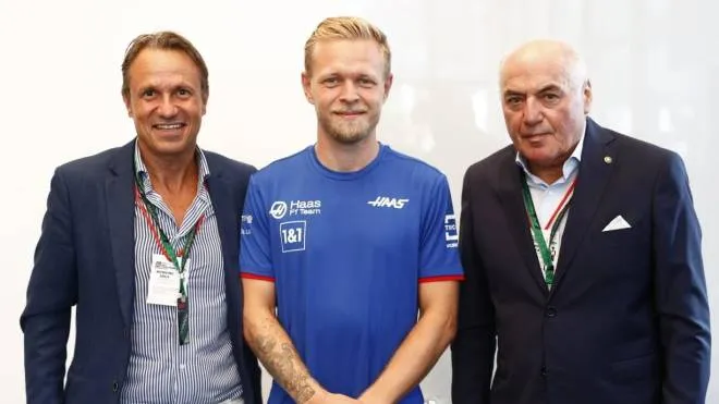 Francesco Asirelli e. Massimiliano Penazzi, presidente e vice del Trofeo Lorenzo Bandini APS, col pilota della Haas Kevin Magnussen