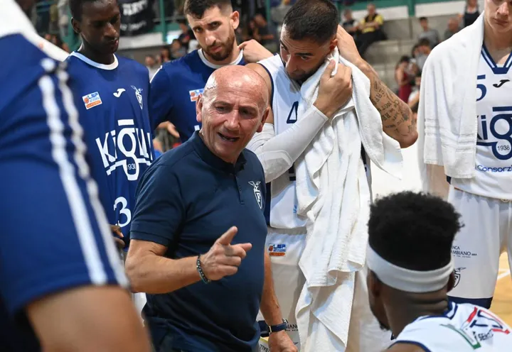 Coach Luca Dalmonte, 58 anni, dà istruzioni ai suoi giocatori (Schicchi)