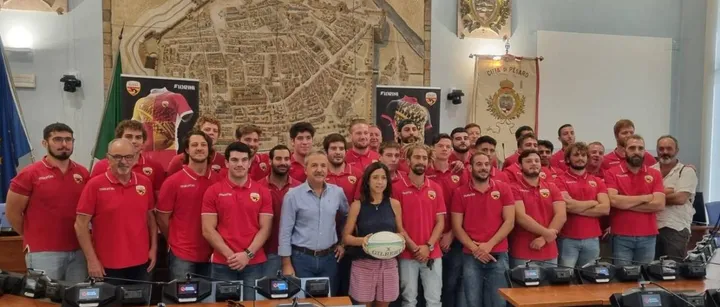 La Pesaro Rugby al gran completo schierata nella sala del consiglio comunale