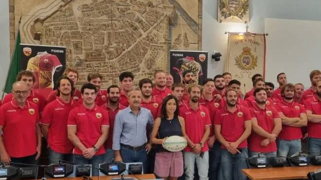 La Pesaro Rugby al gran completo schierata nella sala del consiglio comunale