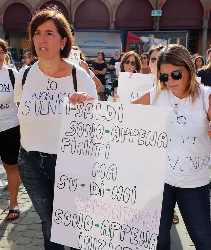 La protesta degli educatori delle coop imolesi andata in scena lunedì scorso in piazza Matteotti