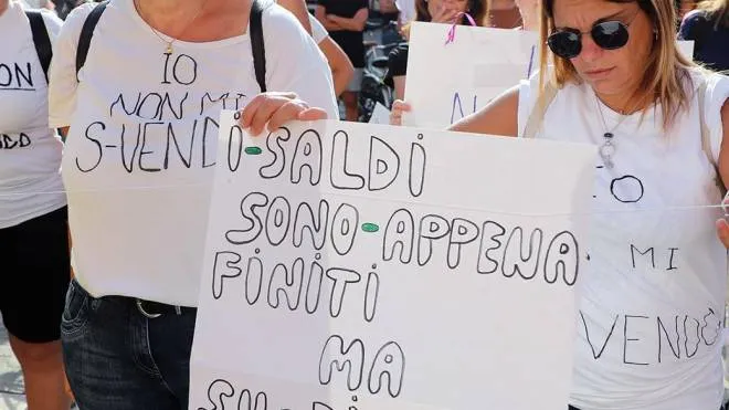 La protesta degli educatori delle coop imolesi andata in scena lunedì scorso in piazza Matteotti