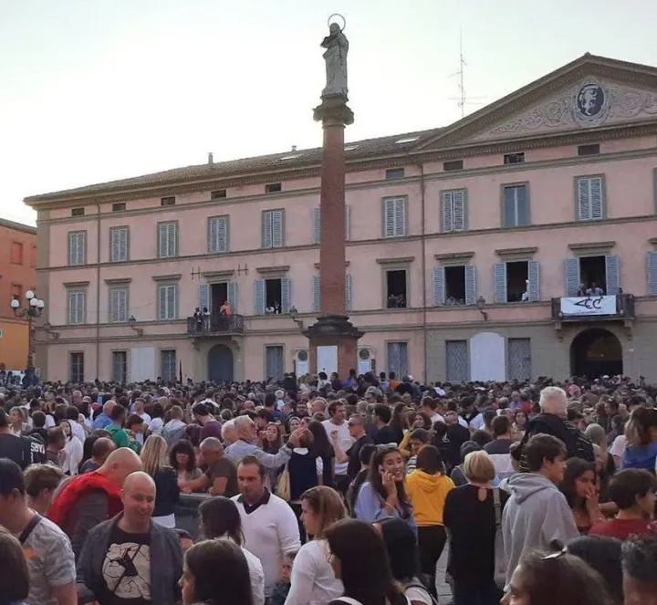 Piazza XX Settembre affollata di castellani in occasione di uno dei tanti eventi previsti dal cartellone del ‘Settembre’