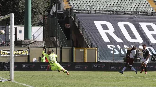 Francesco Disanto ha appena scoccato il tiro che vale tre punti per il Siena: fucilata imparabile per Martin Turk