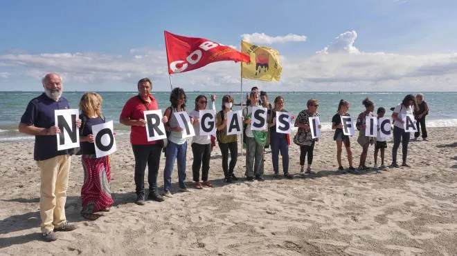 La protesta in spiaggia (foto Corelli)