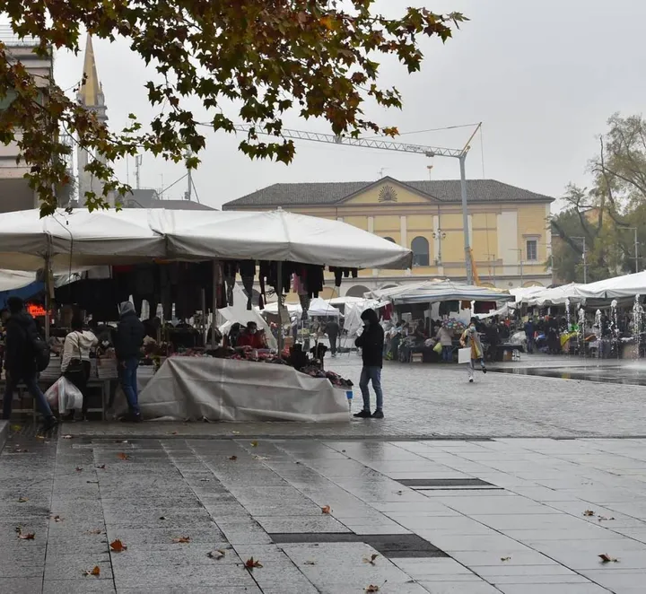 Il mercato oggi si svolge tra piazza Martiri del 7 Luglio e piazza della Vittoria