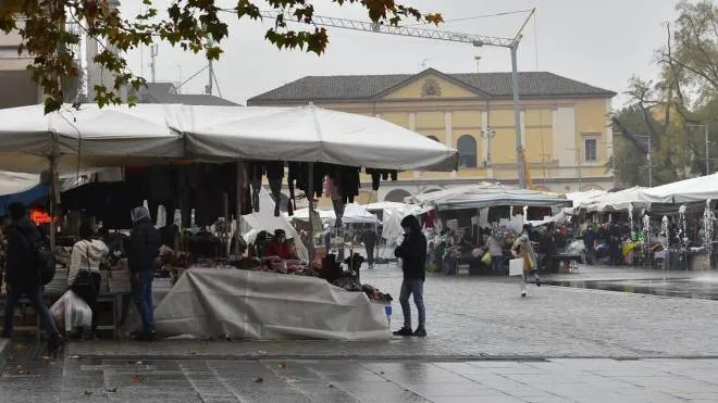 Il mercato oggi si svolge tra piazza Martiri del 7 Luglio e piazza della Vittoria