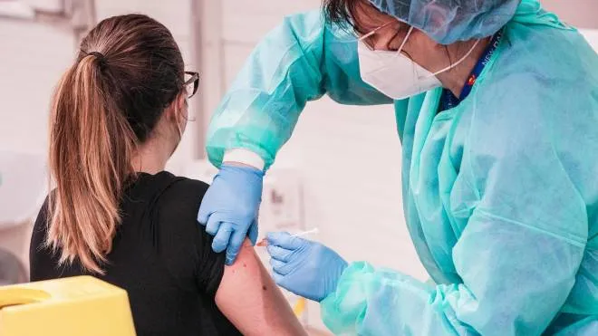 Una delle tante vaccinazioni contro il Covid-19 somministrate in uno degli hub romagnoli