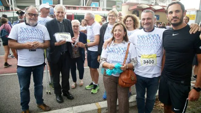 Massimo Bulbi col cardinal Zuppi e il sindaco Enzo Lattuca domenica alla iniziativa ’Maratona per l’Alzheimer’