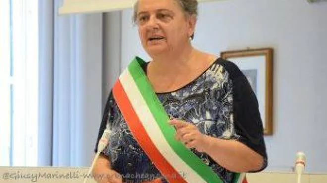 Il sindaco Valeria Mancinelli con la fascia tricolore da primo cittadino