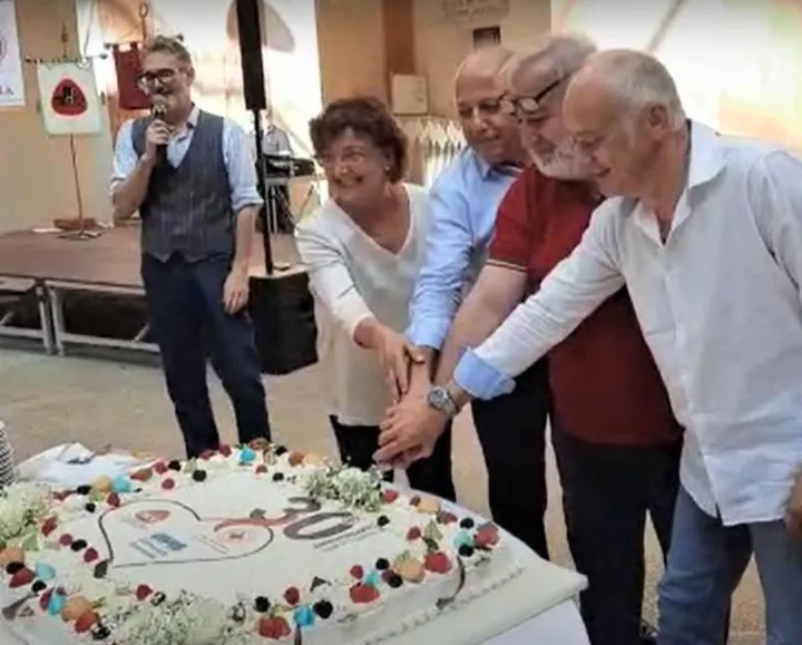 Taglio della torta per la festa dei trent’anni della sede di Croce Rossa, Avis e Aido
