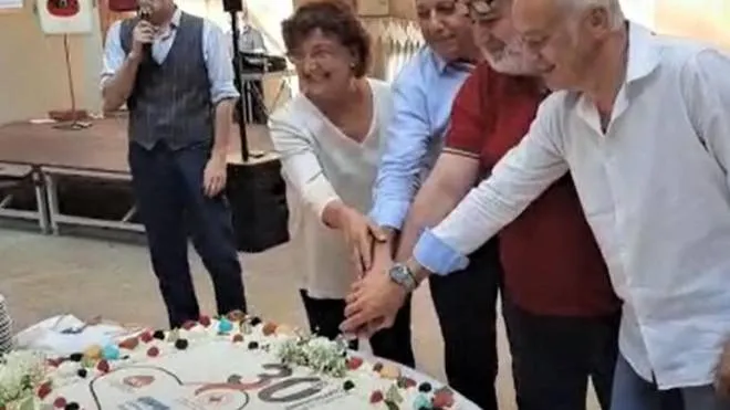 Taglio della torta per la festa dei trent’anni della sede di Croce Rossa, Avis e Aido