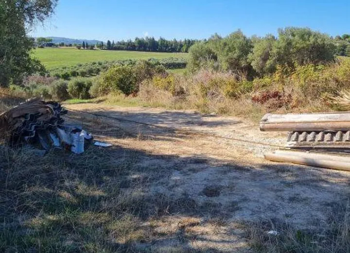 Lastre di eternit abbandonate nelle campagne civitanovesi, località San Gaetano, poco distante dall’ospedale cittadino