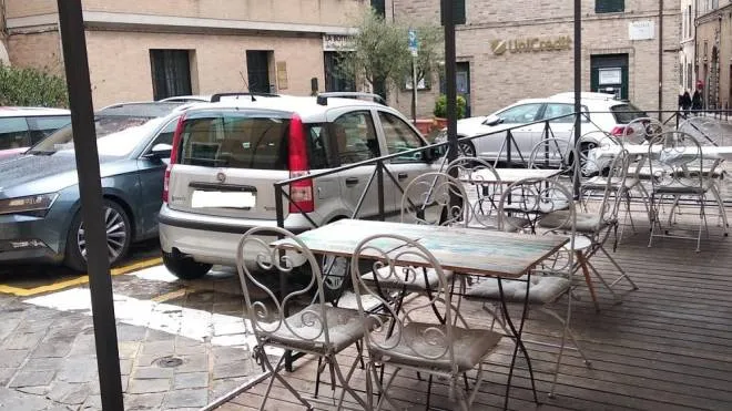 Il ristoratore protesta per l’auto parcheggiata vicina alla sua attività