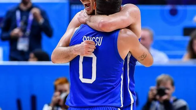 Alessandro Pajola abbraccia Marco Spissu: sono stati tra i grandi protagonisti della storica vittoria dell’Italia sulla Serbia; domani i quarti con la Francia (Ciamillo)