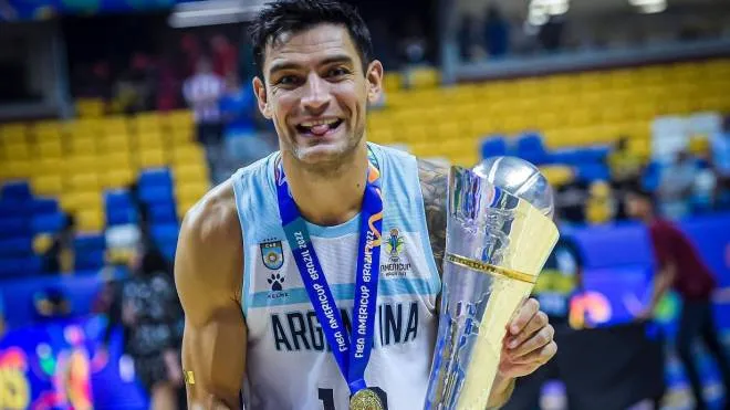 Carlos Delfino, felicissimo, con la medaglia d’oro al collo e il trofeo conquistato con la Nazionale argentina