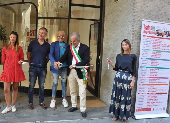Il sindaco Gian Luca Zattini durante il taglio del nastro per l’inaugurazione ieri della nuova biglietteria del teatro Diego Fabbri di corso Diaz (Frasca)