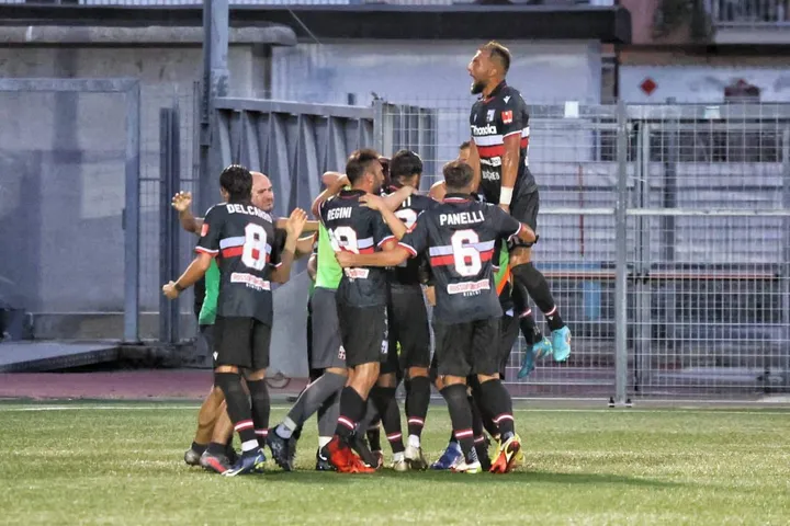 Il Rimini festeggia sul campo della Virtus Entella dopo i due gol rifilati alla formazione fino a ieri imbattuta