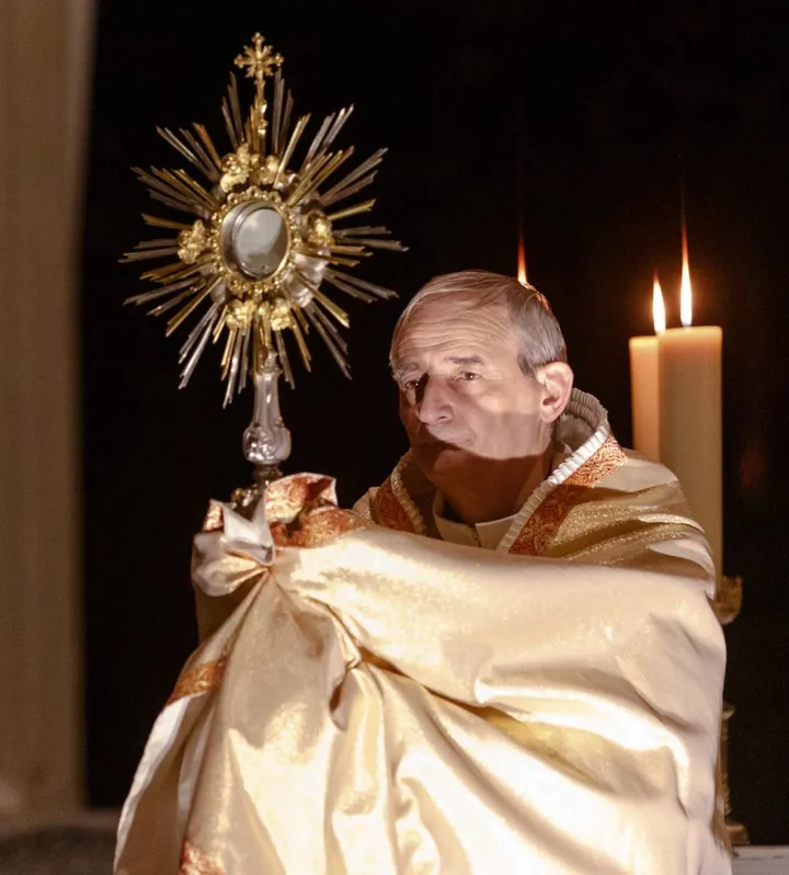 L’arcivescovo Zuppi in preghiera