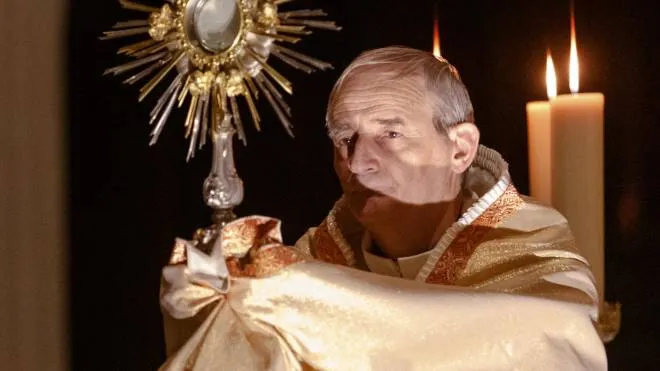 L’arcivescovo Zuppi in preghiera