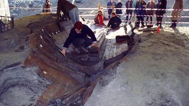 I primi rlievi allo scafo della nave di Teodorico. dopo il ritrovamento nell’omonimo parco, nel 1998