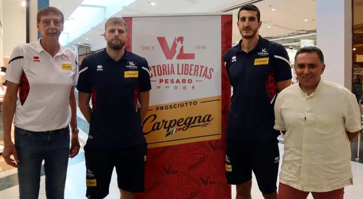 Vasilis Charalampopoulos e Dejan Kravic tra Magnifico e Cioppi: i due giocatori sono stati presentati ieri all’IperConad