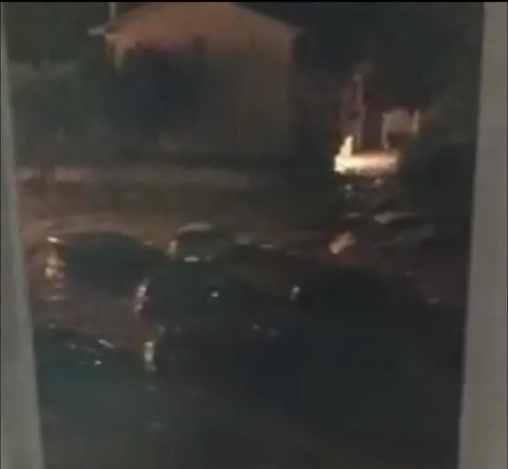 Le auto trascinate via da acqua e fango a Casine di Ostra sotto gli occhi dei residenti. Scene terribili che purtroppo si sono ripetute in tutta la provincia