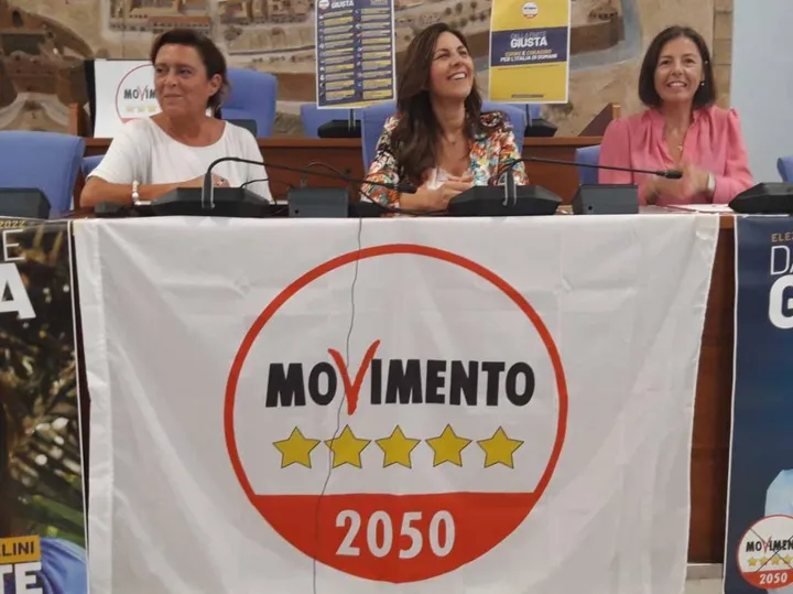 Da sinistra. Vanzolini. con le candidate pentastellate Rossella Accoto (Camera) e Samuela Melini (Senato)