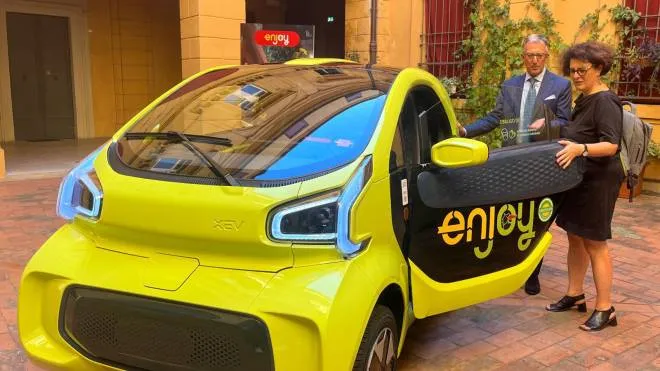 Giuseppe Ricci, direttore generale Energy Evolution di Eni e Valentina Orioli, assessora alla nuova mobilità del Comune hanno presentato ieri il nuovo veicolo