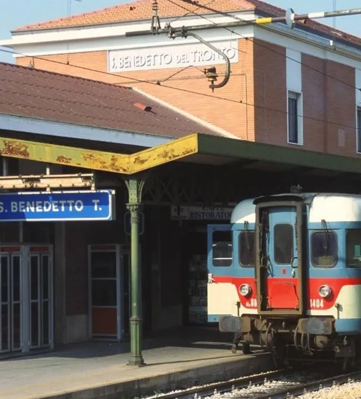 Una vecchia foto della stazione di San Benedetto: il treno oggi è più moderno, ma il tempo che ci vuole è lo stesso