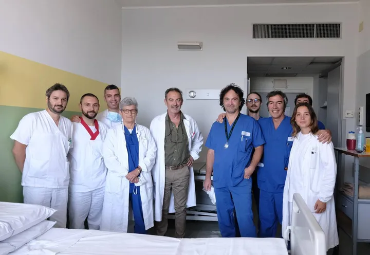 Cristina Zapparoli con il direttore generale Claudio Vagnini e l’equipe di Ortopedia