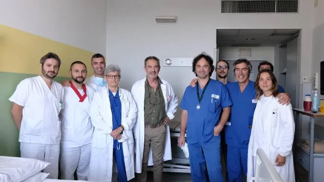 Cristina Zapparoli con il direttore generale Claudio Vagnini e l’equipe di Ortopedia
