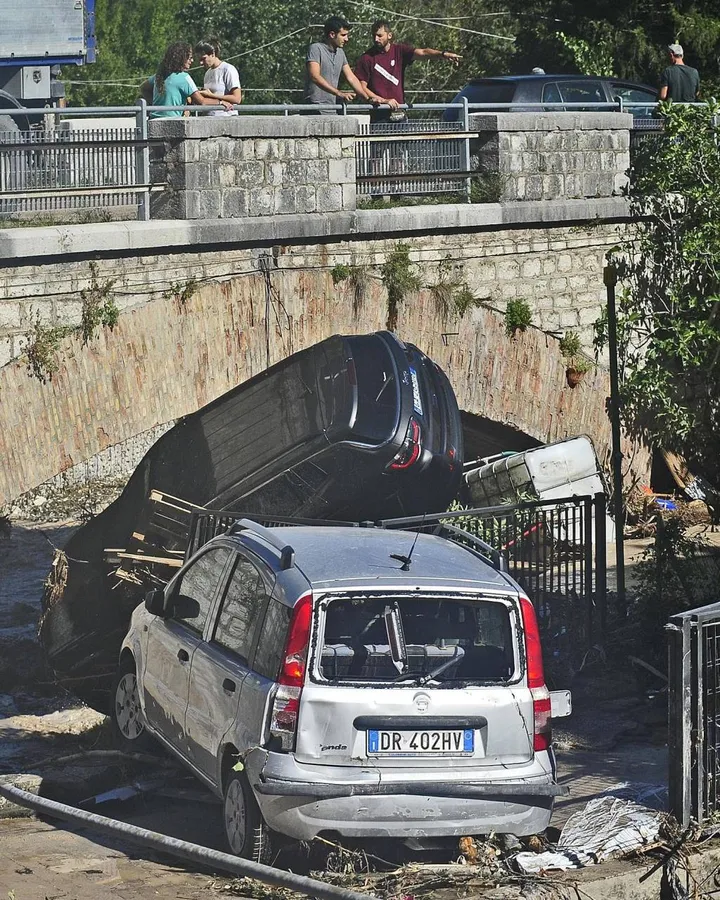 Due auto, una sopra l’altra, davanti al ponte del paese (Foto servizio Luca Toni)