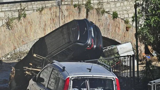Due auto, una sopra l’altra, davanti al ponte del paese (Foto servizio Luca Toni)