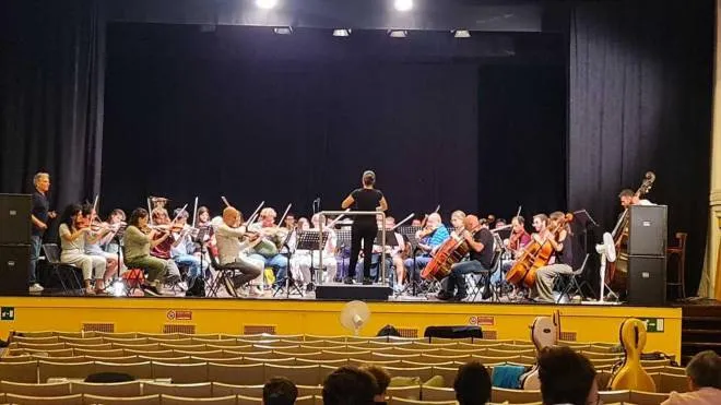 Le prove dell’orchestra sinfonica d’Este nella sala Estense