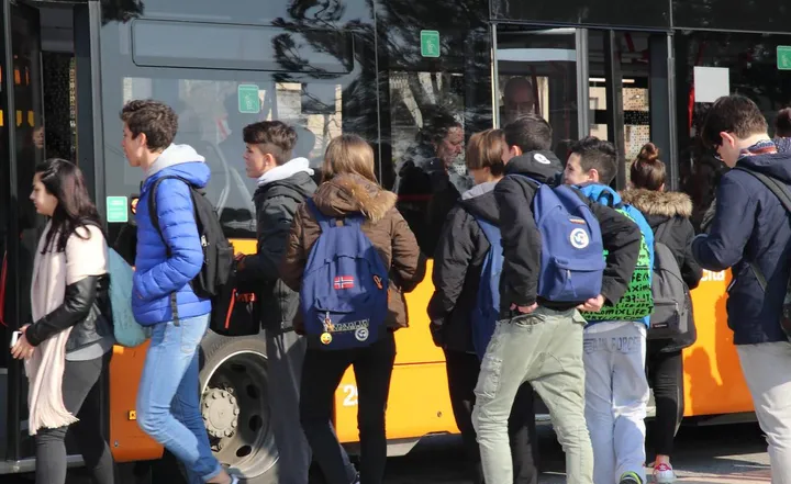 Studenti che salgono sull’autobus: dal Fermano serve il cambio (foto d’archivio)