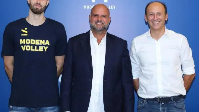 A sinistra Adis Lagumdzija, al centro Marco Brunacci, nuovo sponsor e a destra Andrea Sartoretti alla presentazione dell’opposto di Modena Volley