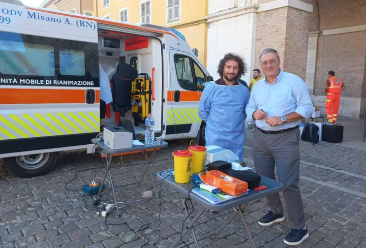 I medici Genga e Magi ieri in piazza a Fano