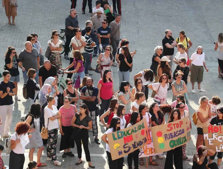 Gli educatori durante la protesta in centro storico