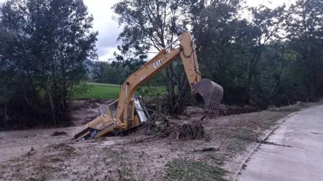 Un escavatore quasi inghiottito dal fiume Palente (accanto alla pista ciclabile degli impianti sportivi)