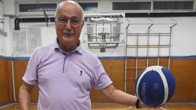 Romano Lanzarini, 79 anni, nel campo da basket di via San Mamolo (Schicchi)
