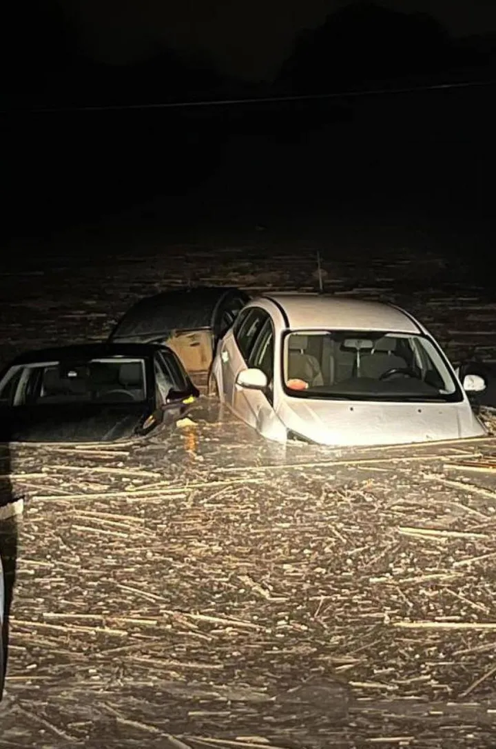Le auto sommerse dall’acqua nella zona di Sassoferrato