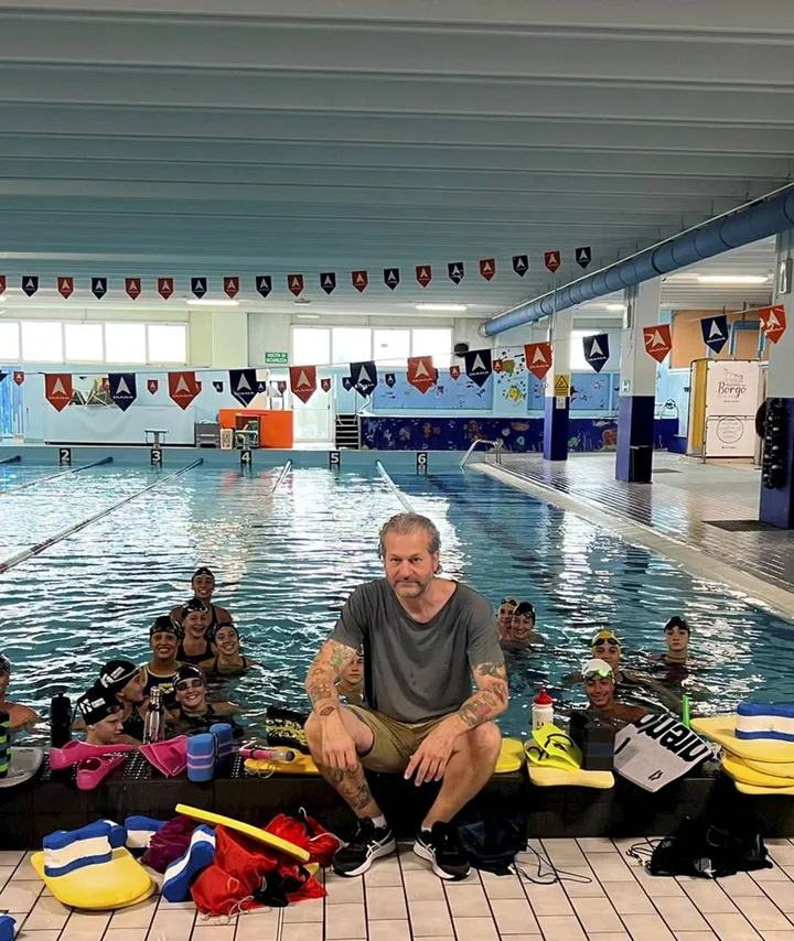Thomas Montesi, gestore della piscina di Ronta, a bordo vasca con alcuni allievi