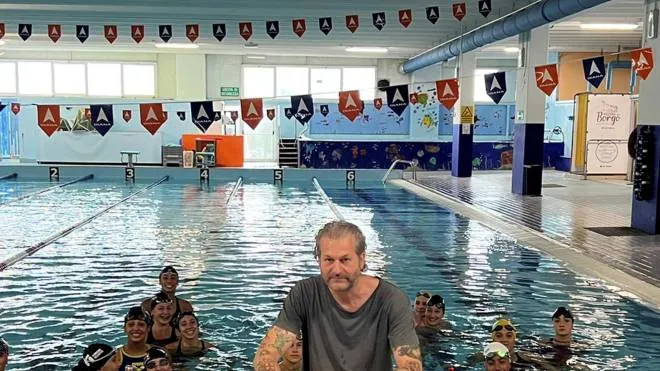 Thomas Montesi, gestore della piscina di Ronta, a bordo vasca con alcuni allievi
