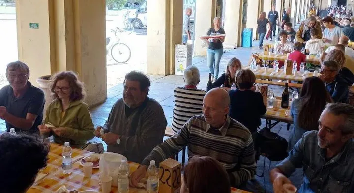 La grande partecipazione al. pranzo organizzato sotto i portici a Gualtieri
